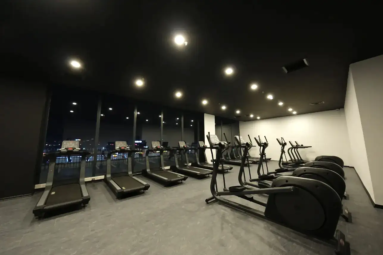 Bursa Özlüce spor salonu – kardiyo alanında koşu bandı ve bisikletlerle antrenman