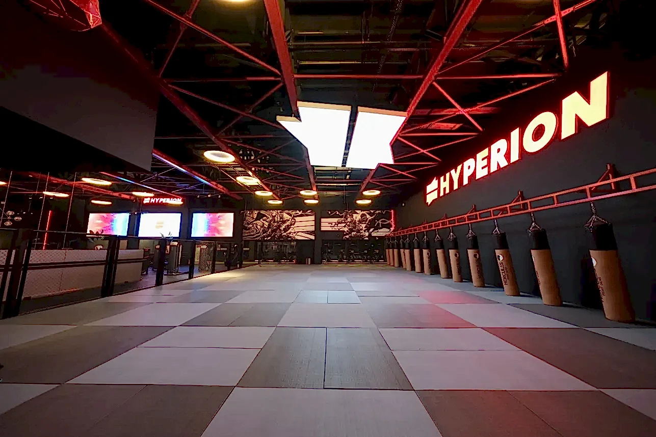 Bursa Özlüce spor salonu – grup dersleri ve ısınma egzersizleri için geniş alan