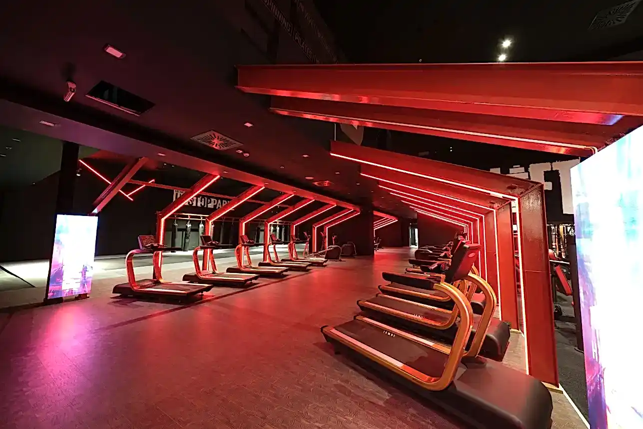 Bursa ParkOra fitness salonu – ağırlık ve makinelerle güç antrenmanı alanı